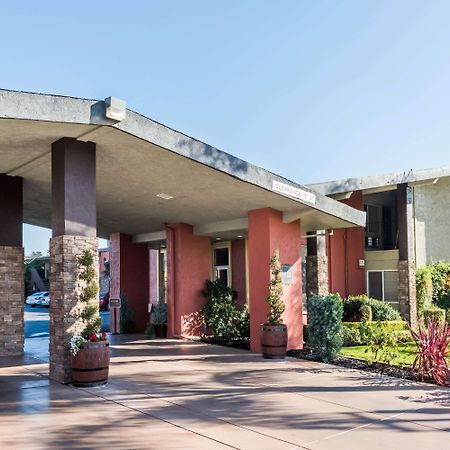 Days Inn & Suites By Wyndham Lodi Exteriér fotografie