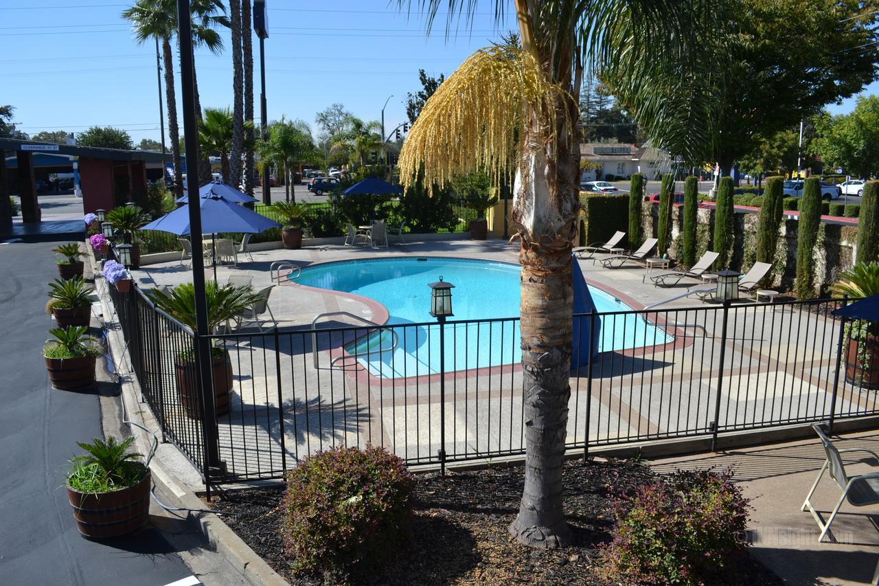 Days Inn & Suites By Wyndham Lodi Exteriér fotografie